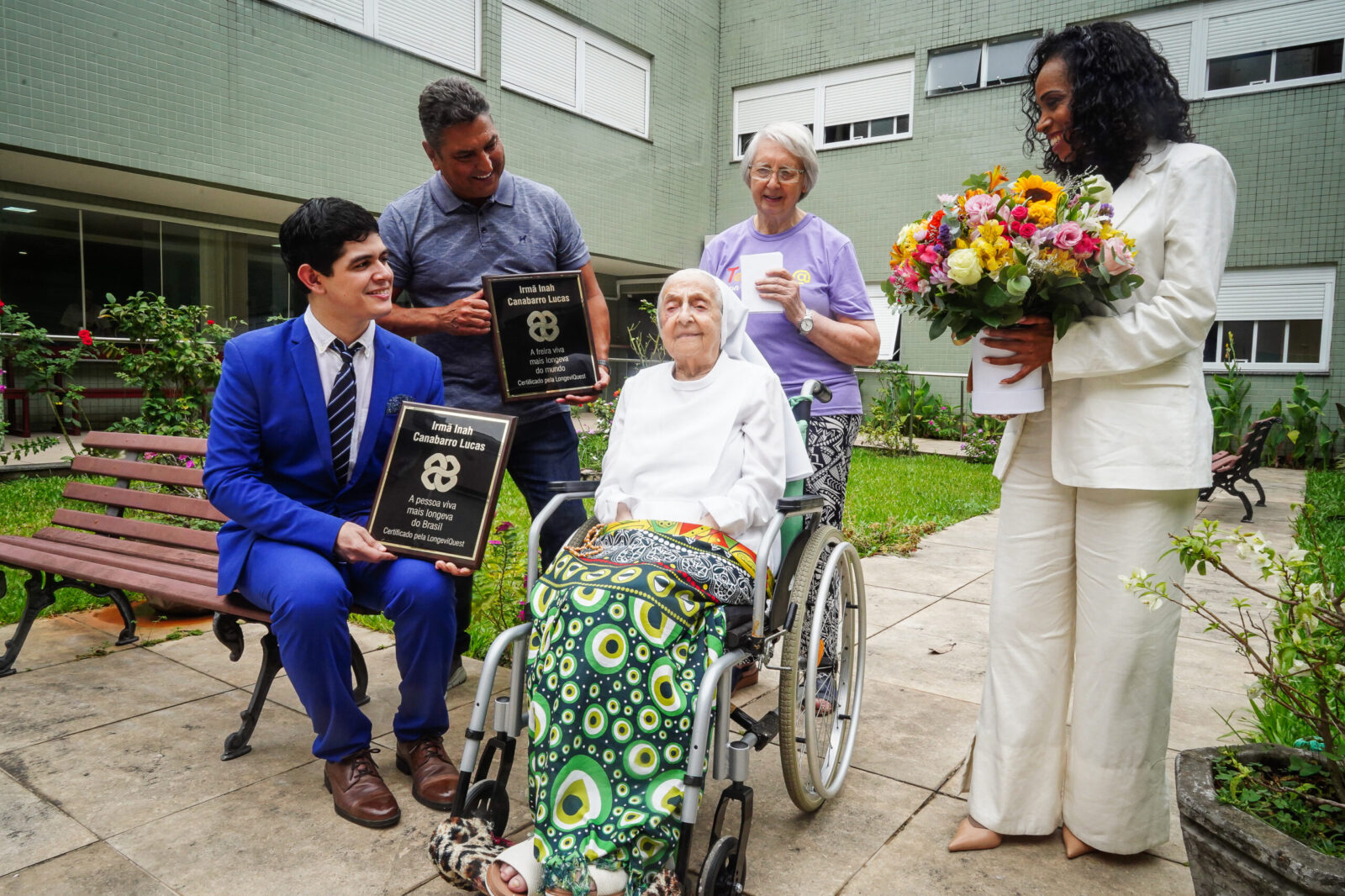Отримала благословення Папи та фанатка футболу: що відомо про нову найстаршу жінку у світі